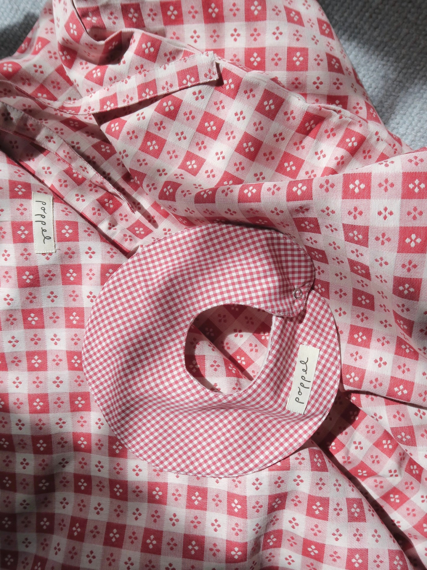 Poppel - Baby dynebetræk - Red Jacquard