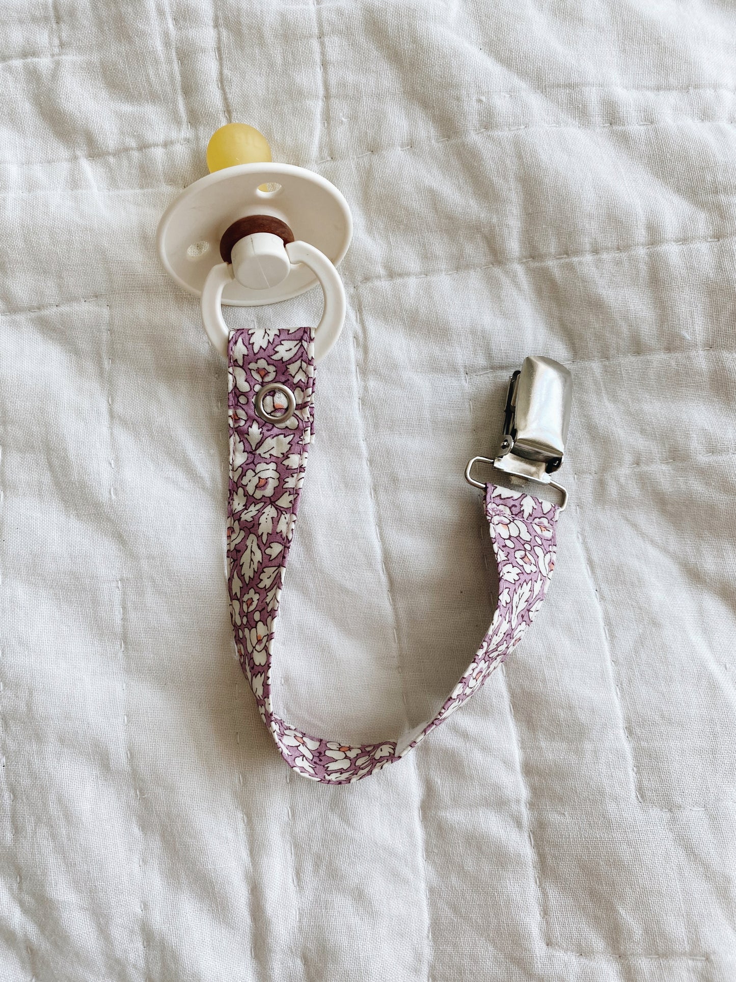 Lalaby - Pacifier clip - Feather fields
