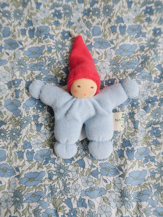 Nanchen - Dukke - Lyseblå/rød