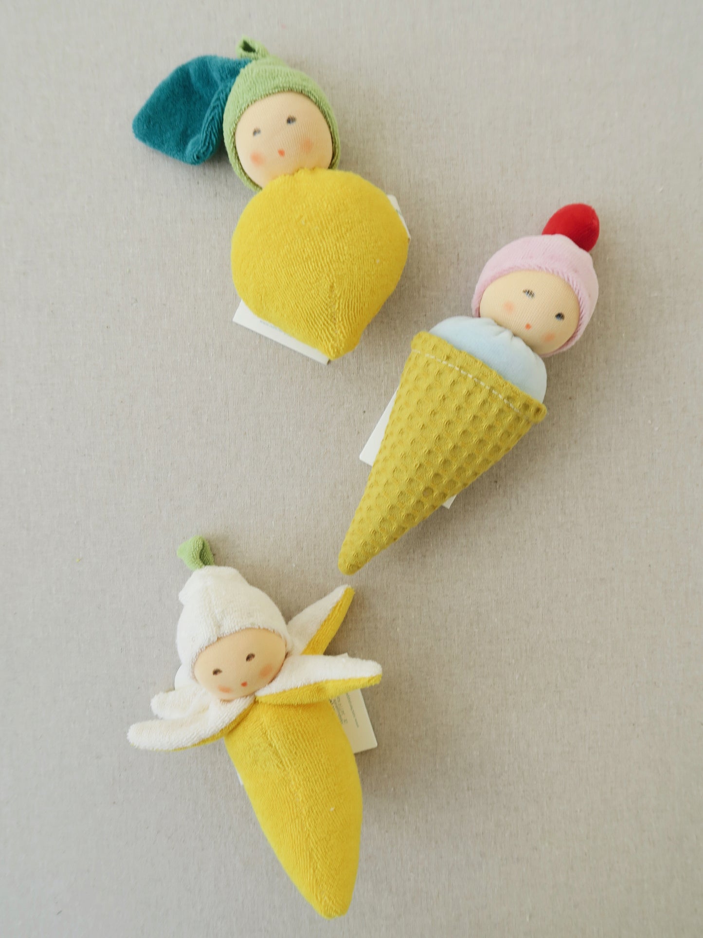 Nanchen - Rattle Doll - Banana