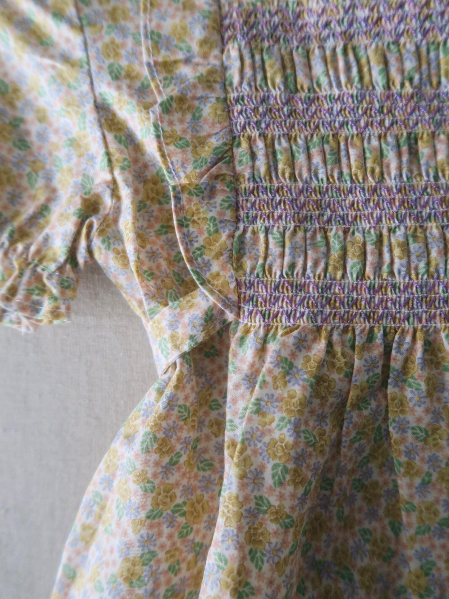 Poppel Pre-loved - Blomstret kjole m. smock - str. 3 år